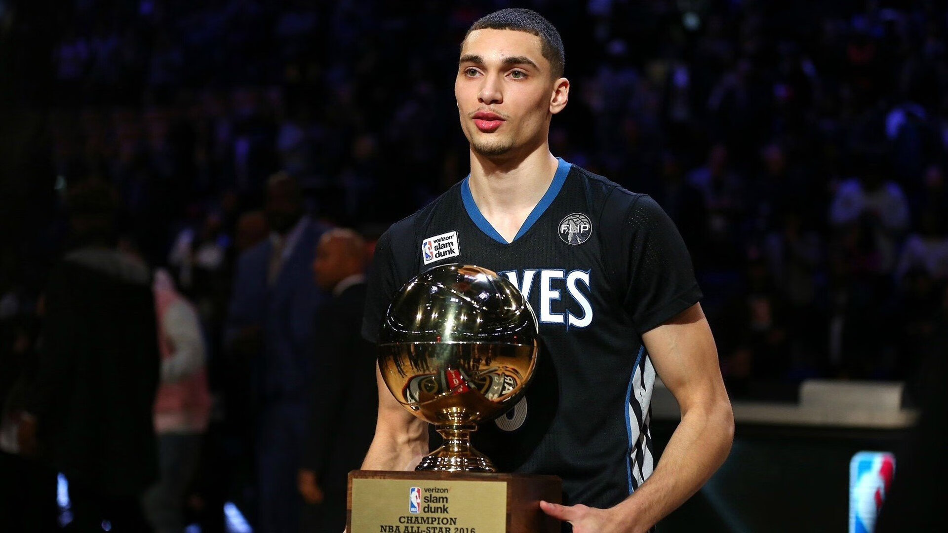 AYX官网-史上最“牛”远距离三分！库里在对阵步行者中投出距离达67英尺的绝杀三分！